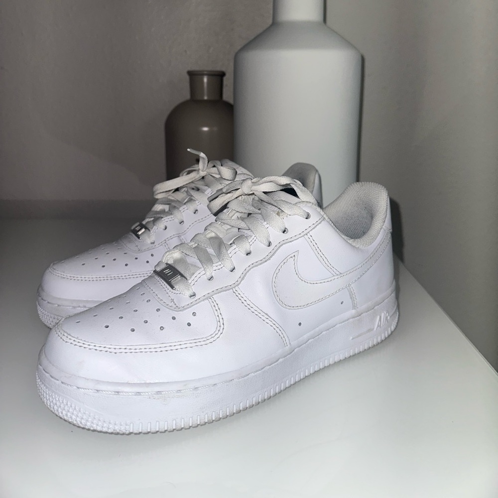 WOMENS NIKE AIR FORCES WHITE SIZE 7 Only used once